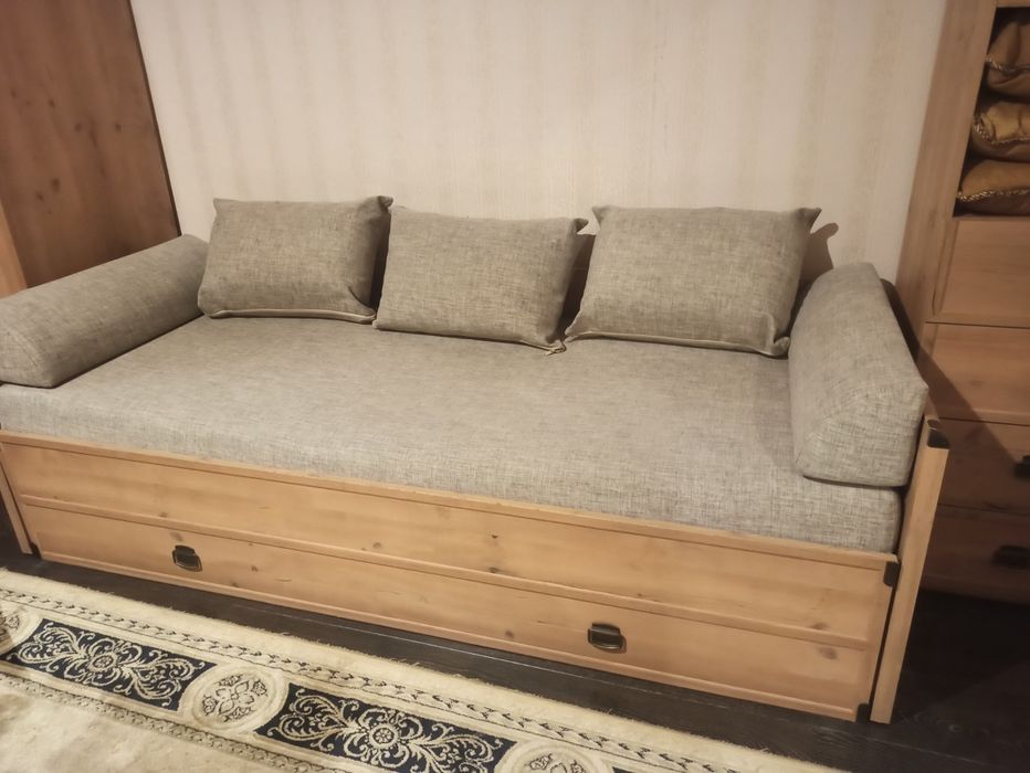 Продам розкладний диван-ліжко дерево