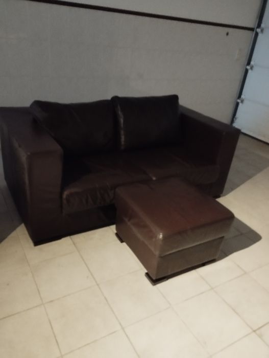 Sofá de 2 lugares em Pele genunina + Oferta Pufe