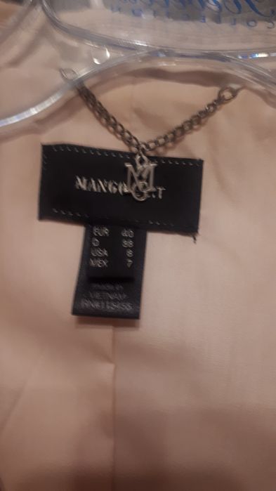 Damska, pudrowo-różowa, elegacka marynarka marki Mango