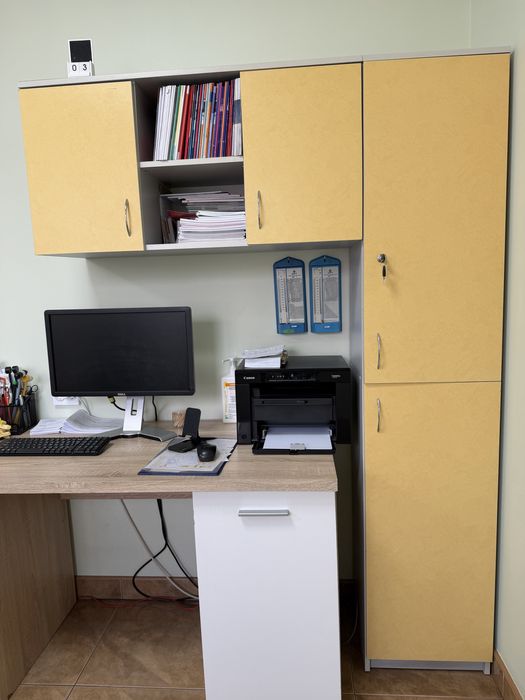 Меблі офісні з полицями.