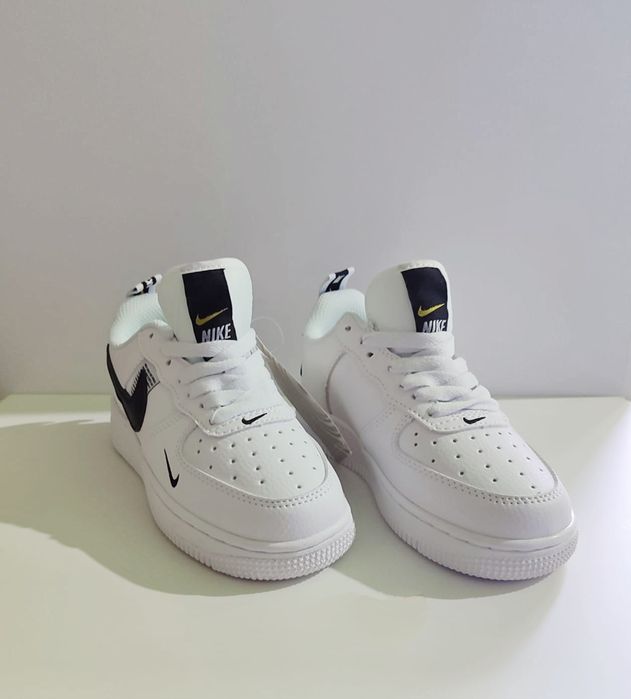 Підліткові шкіряні кросівки unisex Nike Air Force,білого кольру,розмір 33-37
