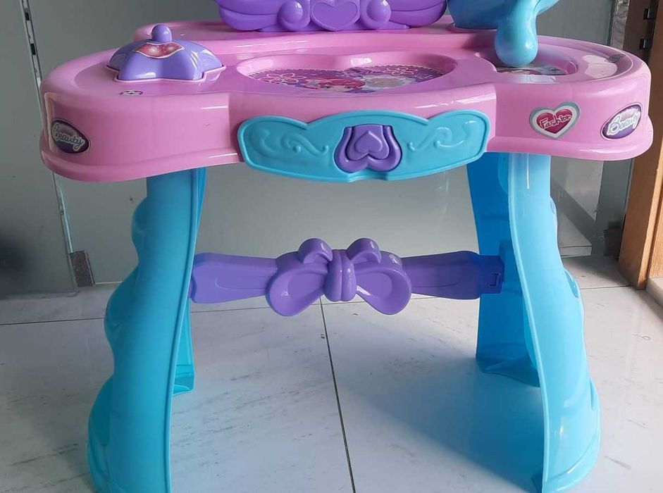 Makeup Table64584701004802122