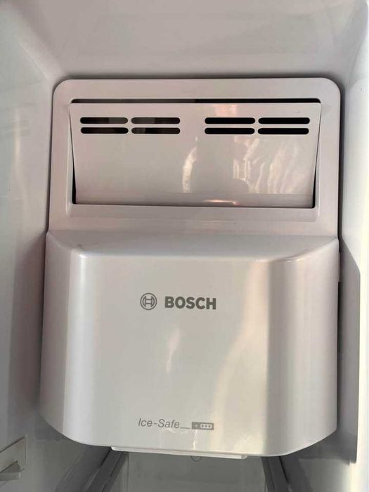 Lodówka dwuskrzydłowa z kostkarką Bosch
