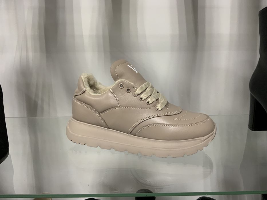 женские зимние спортивные кроссовки ботинки