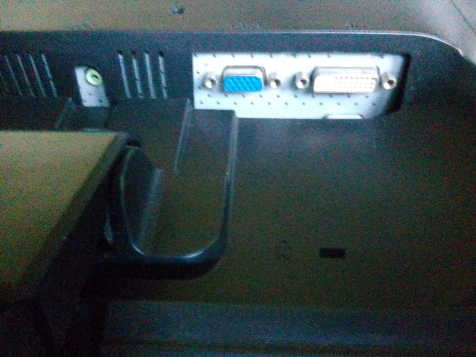 Dwa głośniki w monitorze sprawne . linia po środku.