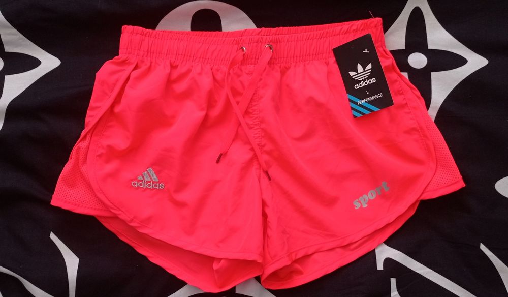 Neonowe cienkie szorty logowane Adidas
