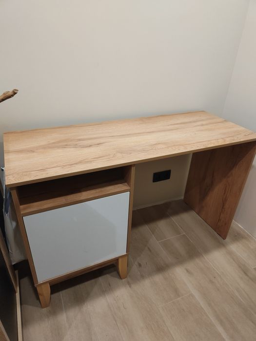 Biurko Jyskb 130 cm * 52 cm wys 81cm