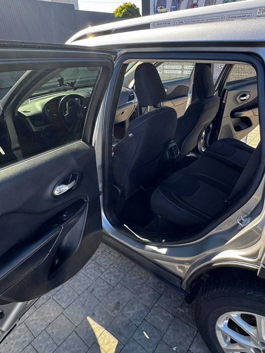 Jeep Cherokee 2015 2.4 бензин 4x4