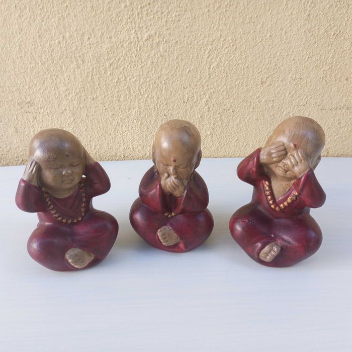 3 figuras de jovens monges budistas