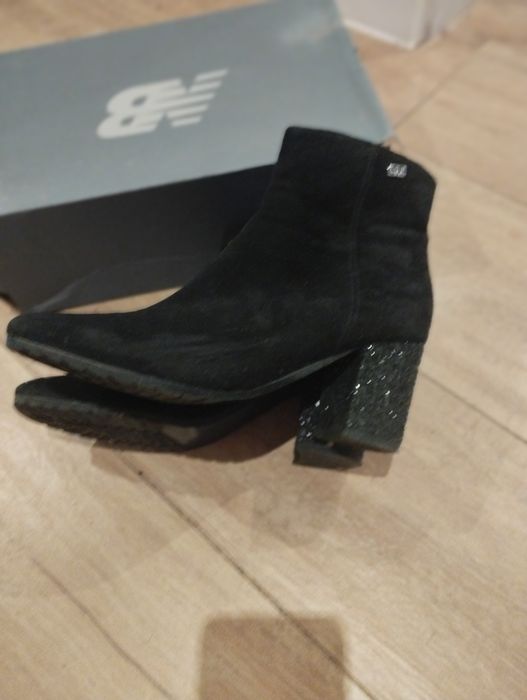 Botki   zamszowe 37,5 marki Sollo Femme