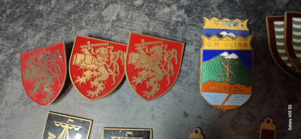 Pins e crachás militares