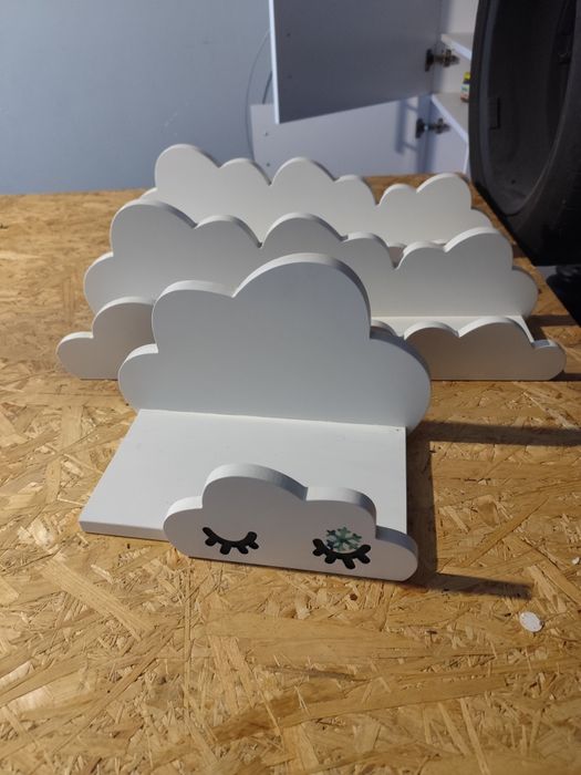 Dziecięce półeczki na książki w kształcie chmurek