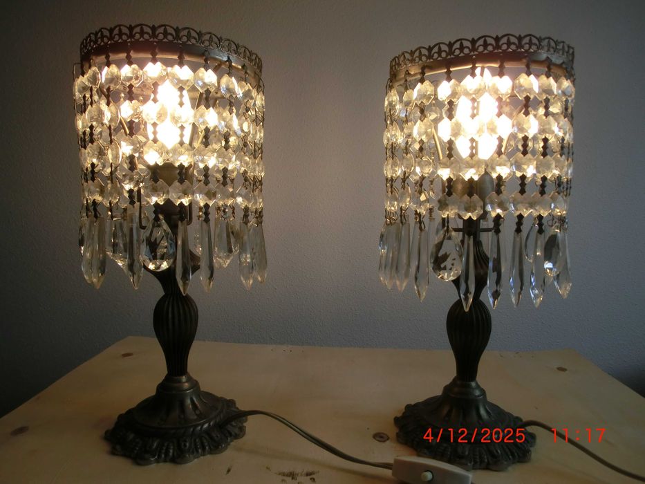 3 Candeeiros meio cristal, 1 de teto , 2 de mesa de cabeceira.