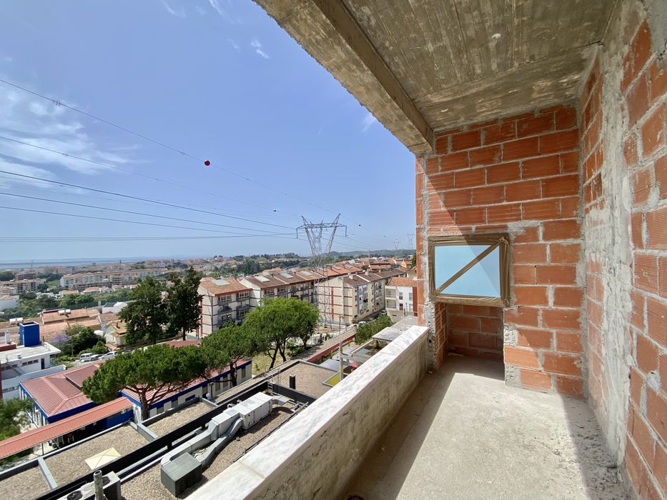 Apartamentos T3 novos, com varanda e parqueamento para 2 viaturas