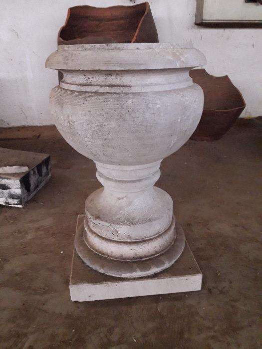 Floreiras em pedra antiga.( 53 cm altura ).