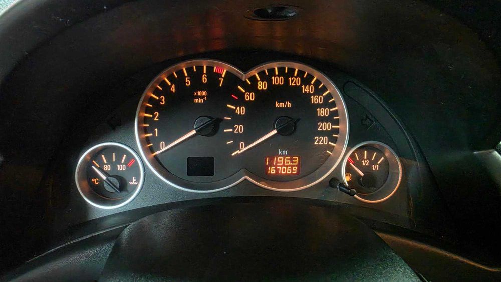 Opel Corsa C 1.2i Automático - 4 pneus novos e manuntenções em dia