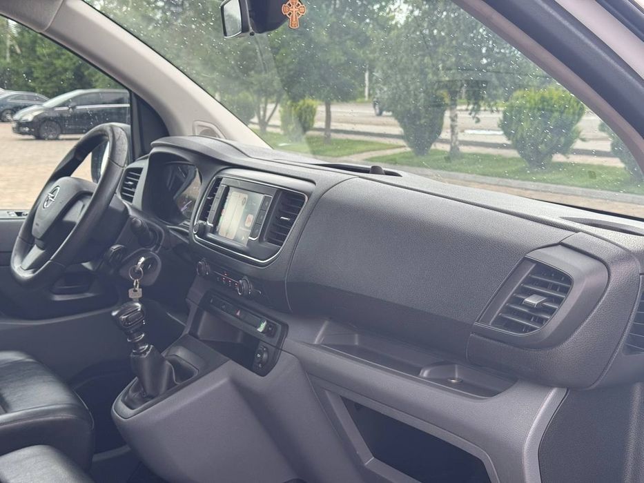 Opel Vivaro 2.0d пасажир 8+1 мість