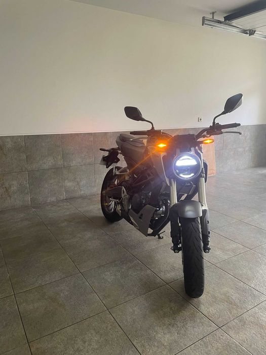Honda CB125R - Apenas 5.400km - Estado Irrepreensível