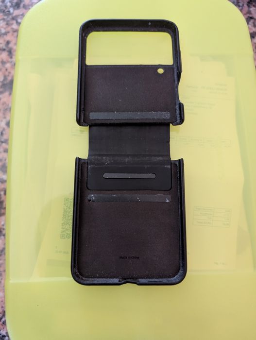 Capa original Samsung Zflip 4 em pele