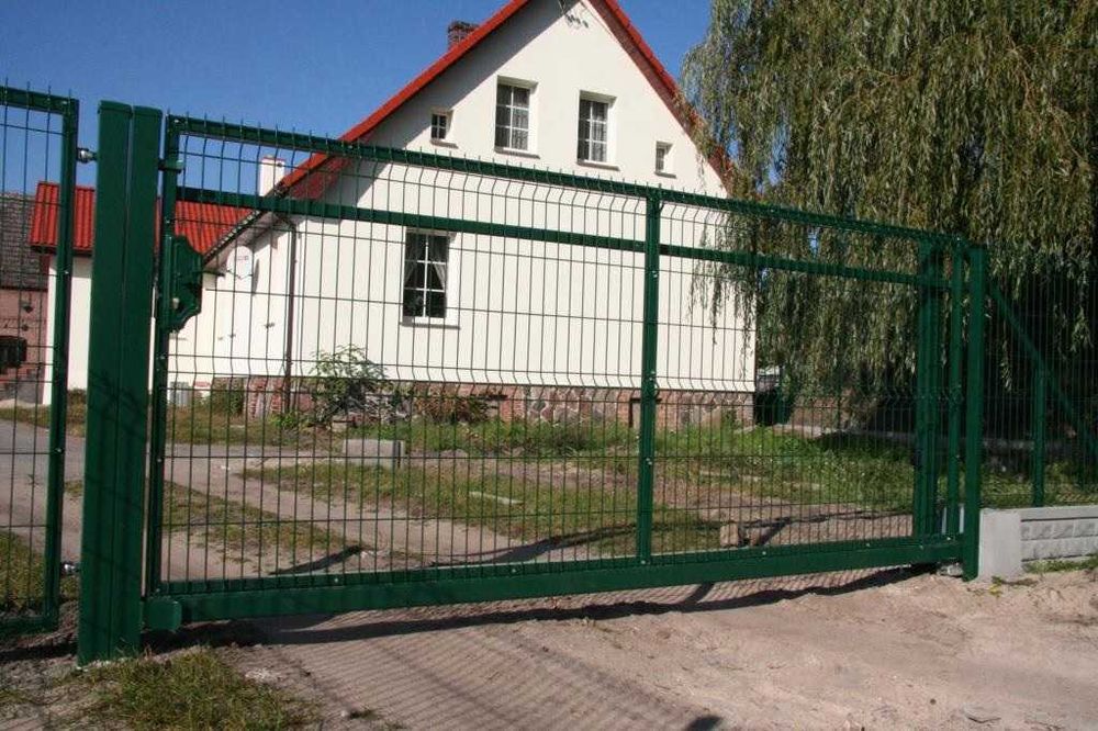 Brama przesuwna dwuskrzydłowa samonośna ogrodzenie panelowe podmurówka