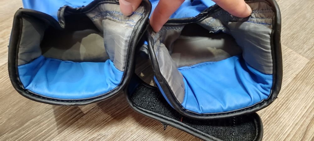 Боксерські рукавички та шолом