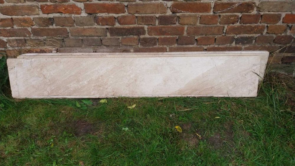 PARAPET wewnętrzny kamienny.