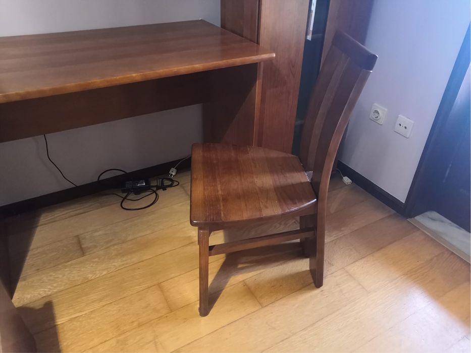 Secretária e cadeira / módulo com prateleiras - Cerne