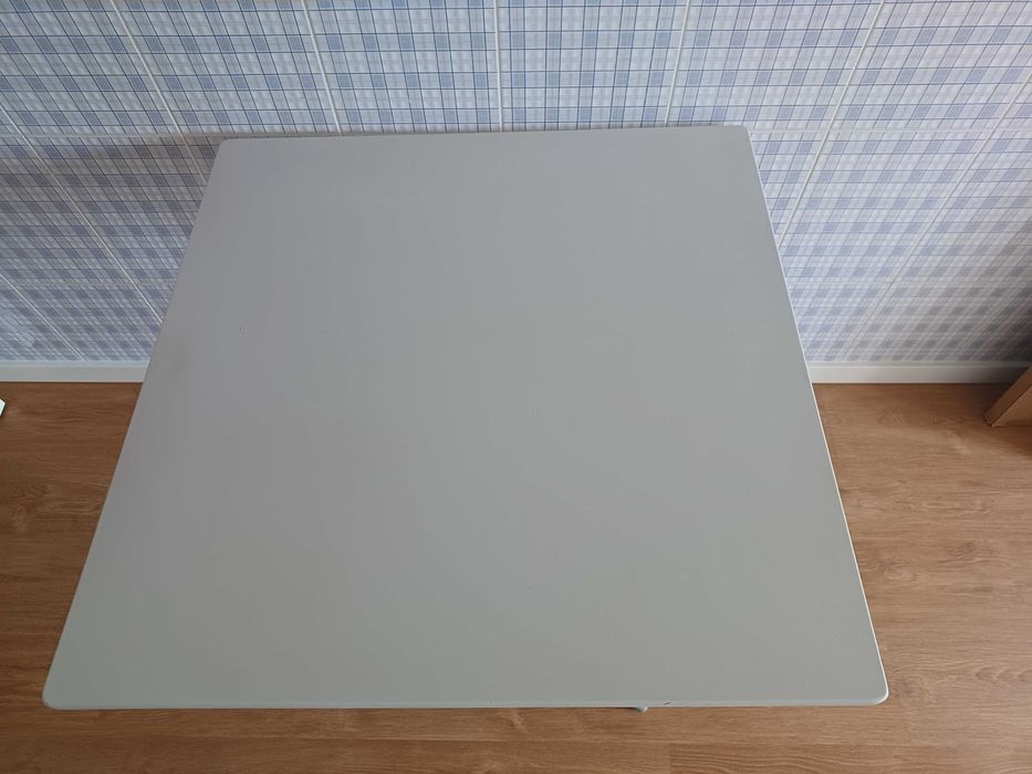 Mesa dobrável de 4 lugares em bom estado