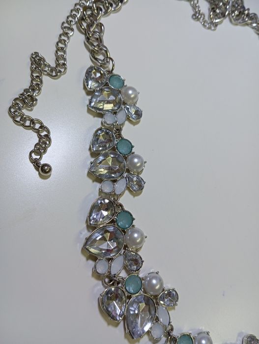 Колье с крупными камнями. Ожерелье с камнями.