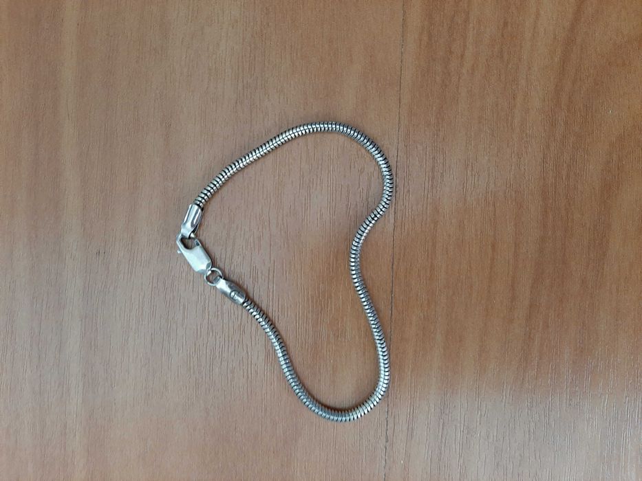 Várias peças de bijuteria