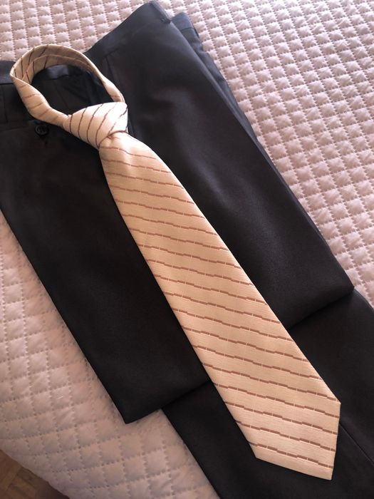 Fato castanho com colete e gravata marca Torre