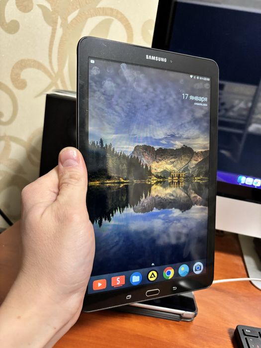 Планшет Samsung 9.6 дюйми