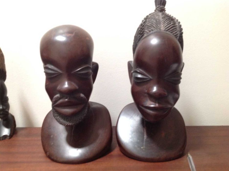 Par de estatuetas em madeira africana, pesadas