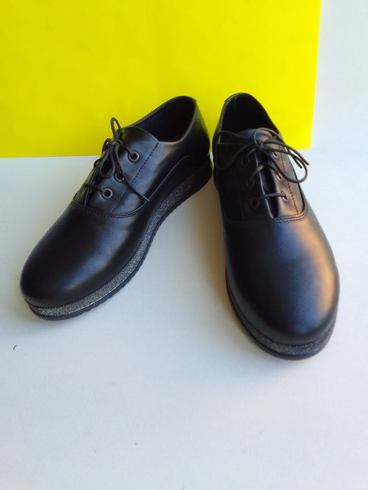 Чорні шкіряні туфлі