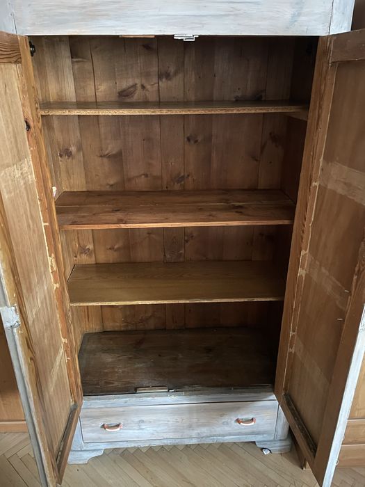 Stara zabytkowa szafa do renowacji