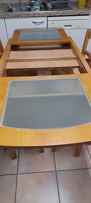 Mesa de cozinha de madeira e vidro com 4 cadeiras