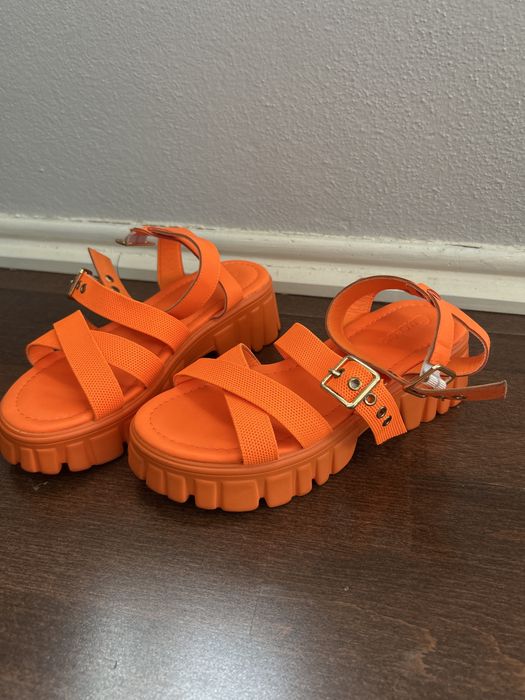Sandalia cor laranja