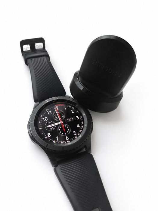 Смарт-годинник Samsung Gear S3 Frontier з бездротовим зарядним пристроєм.