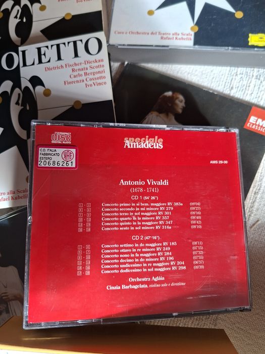 Três caixas de música clássica