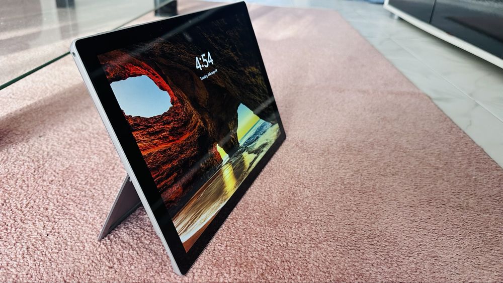 Surface Pro 5 (2-in-1 tablet/laptop) i5 8GB 238GB WINDOWS 11