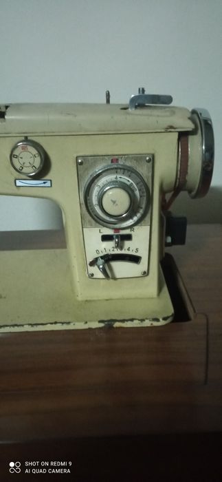 Máquina de costura antiga, com móvel