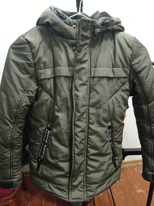 Тепла, темно зелена куртка