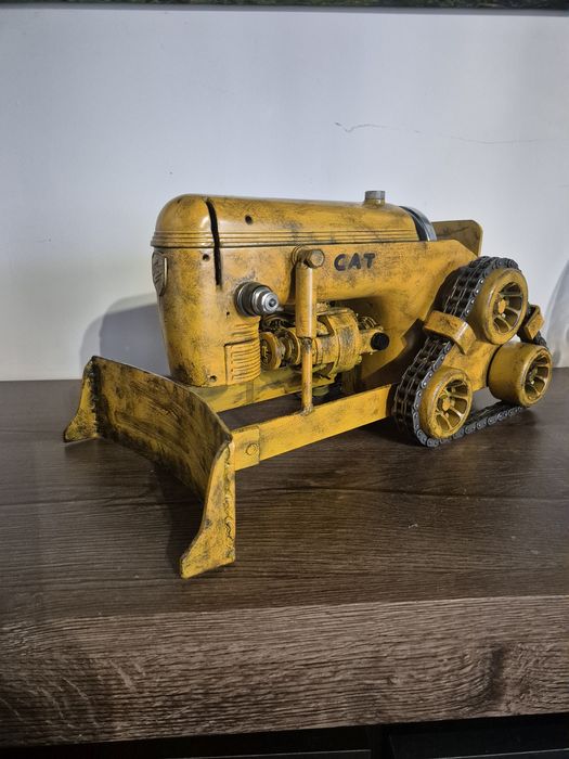 Model byldożera ze starej maszyny do szycia, spychacz, handmade