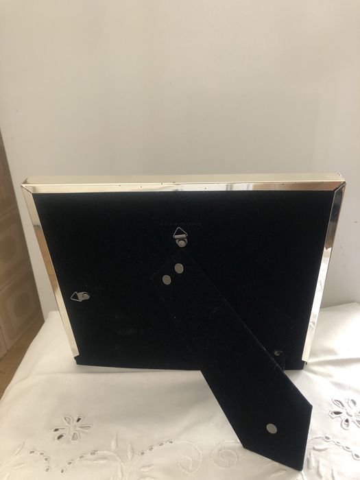 Moldura Metálica Zara para 4 fotografias, para mesa ou parede.