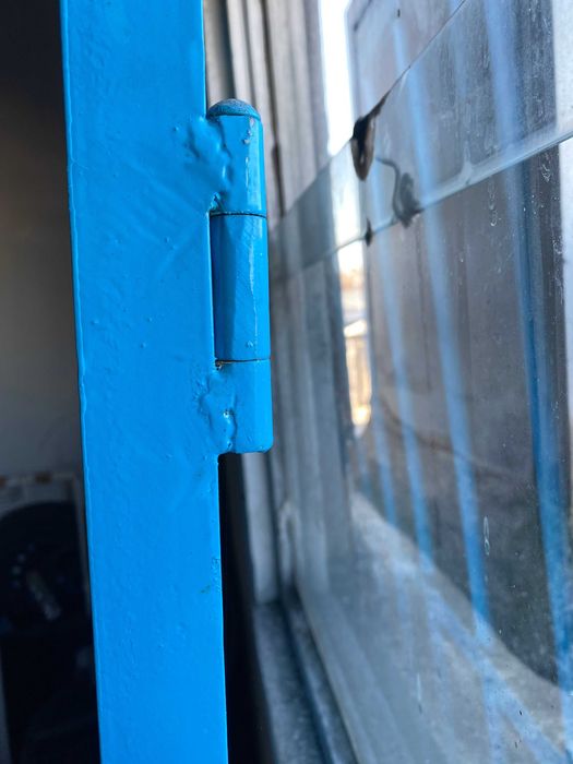 Portão de ferro com dobradiças