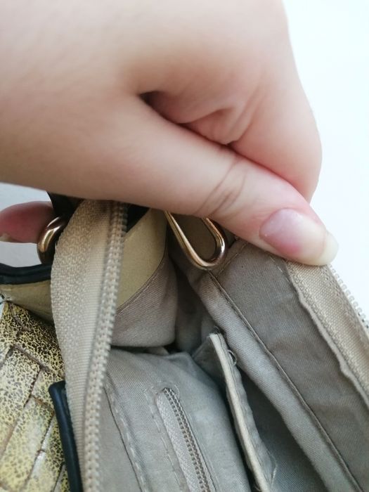 Mala Amarela a Tiracolo