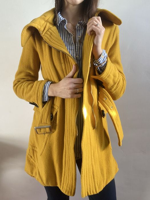 Płaszcz wełniany Cache Cache z paskiem i kołnierzem żółty