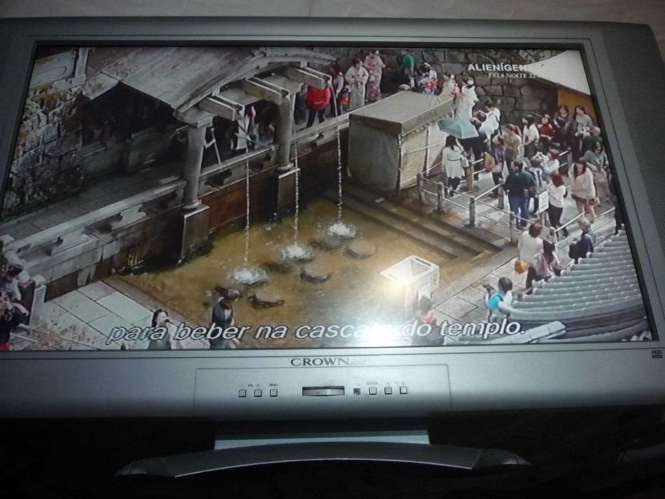 TV Crown 32" restaurada e a funcionar perfeitamente, com comando