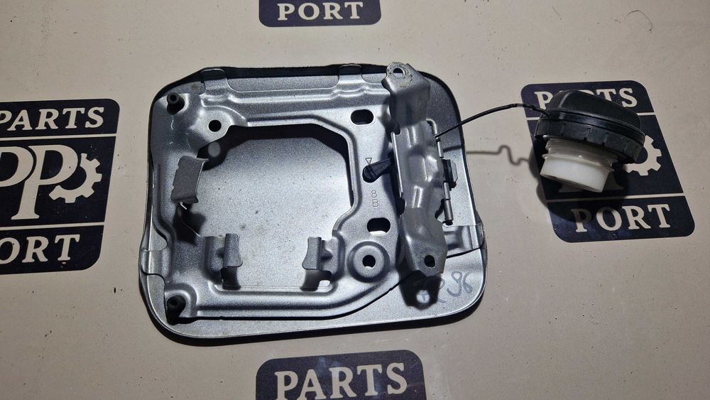 Люк лючок крышка паливного бака Toyota Camry 70 2018 2019 2020 2021