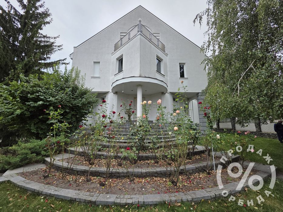 Стильний будинок у центрі з більярдною та камінною кімнатою